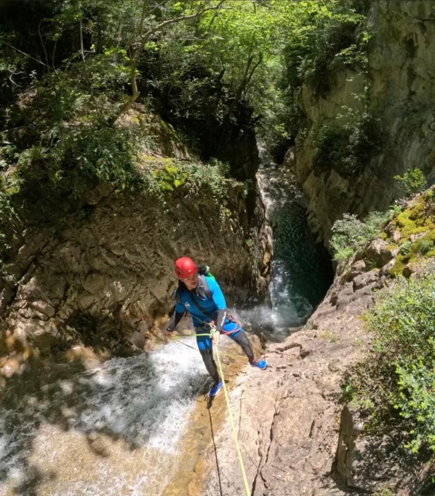 el entrenador personal haciendo una ruta por la montaña