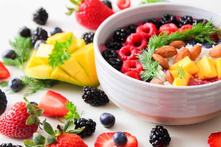 plato con frutas, arándonos , mango y almendras