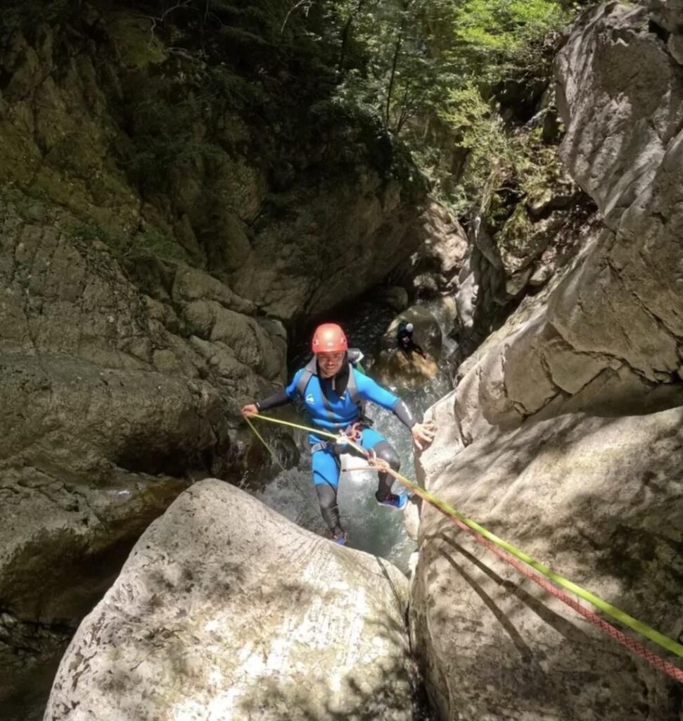 el entrenador personal haciendo una ruta por la montaña