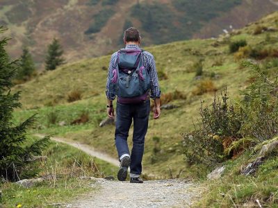 Qué llevar en una ruta de montaña: equipamiento imprescindible