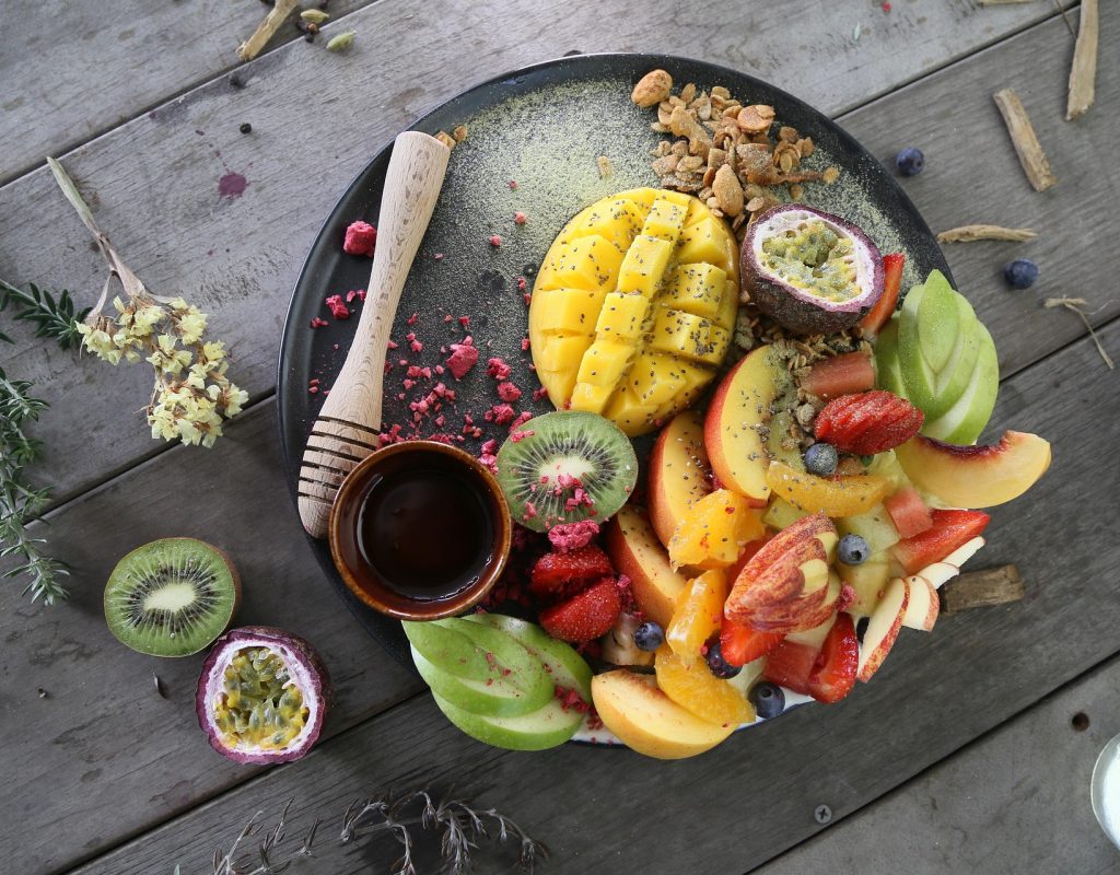 En la imagen hay un plato con fruta variada y colorida